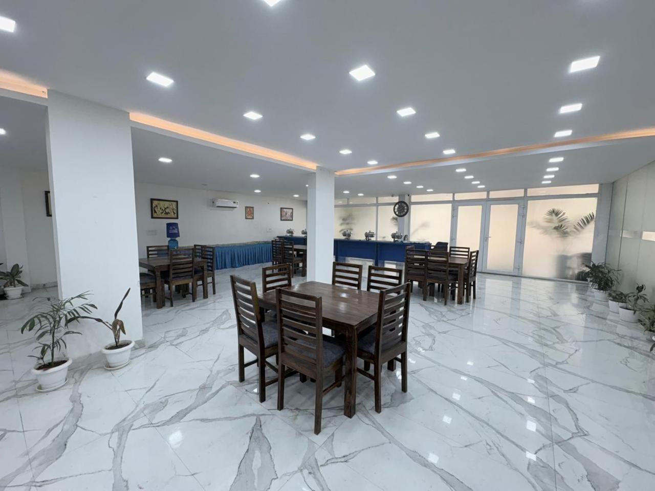 Pacific Inn Eco Central Gurgaon Zewnętrze zdjęcie