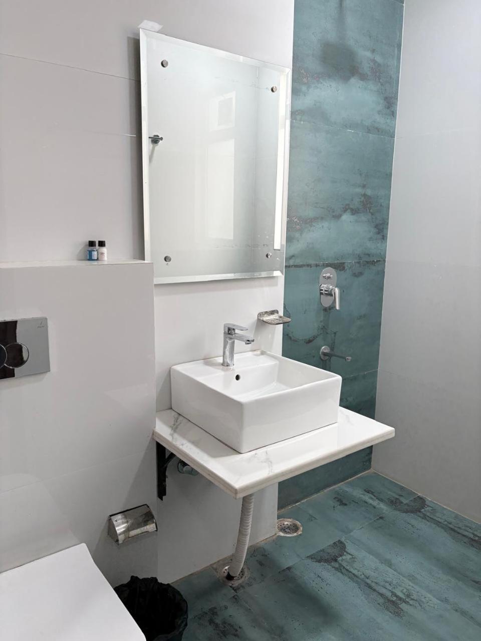 Pacific Inn Eco Central Gurgaon Zewnętrze zdjęcie