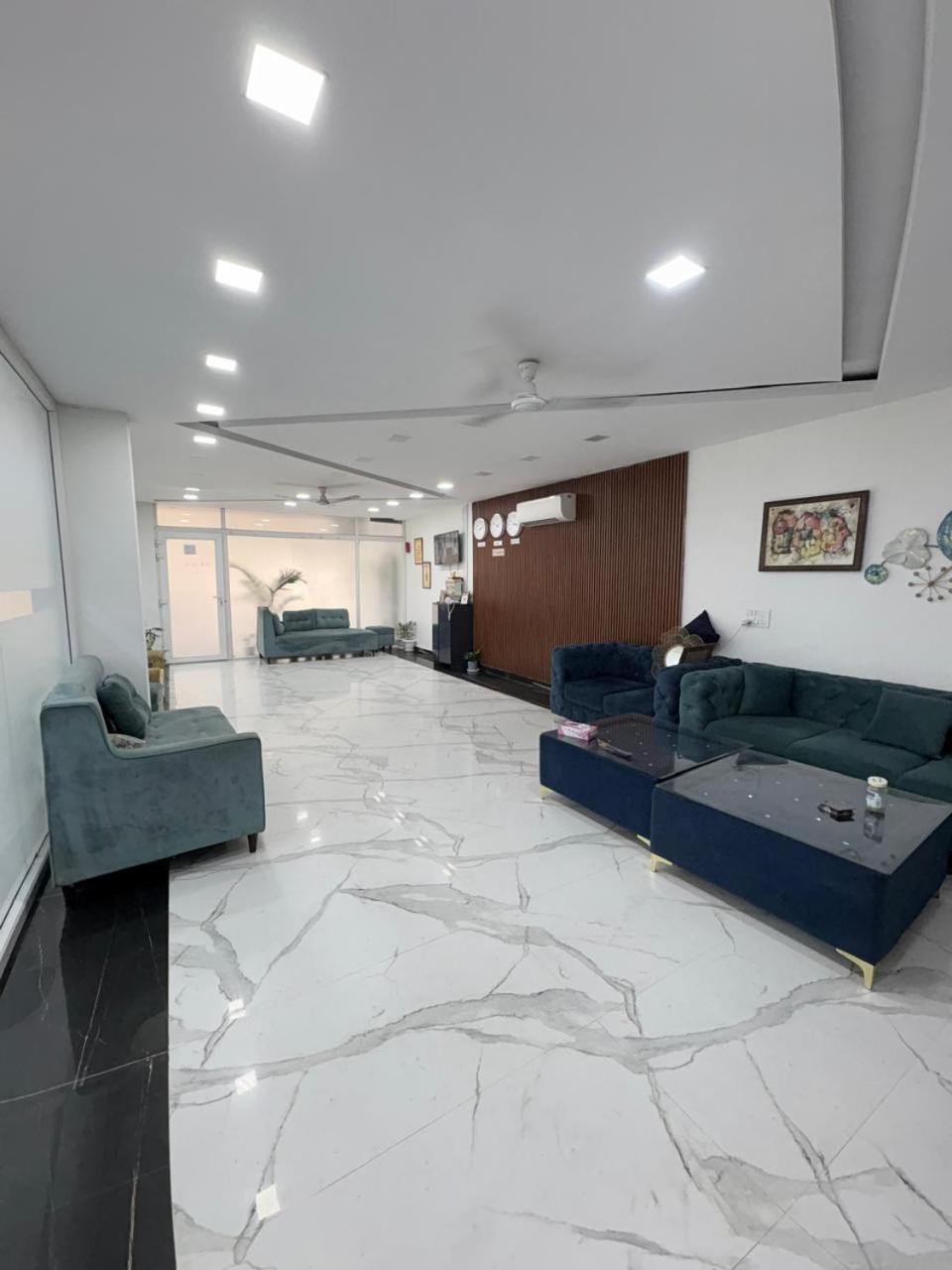 Pacific Inn Eco Central Gurgaon Zewnętrze zdjęcie