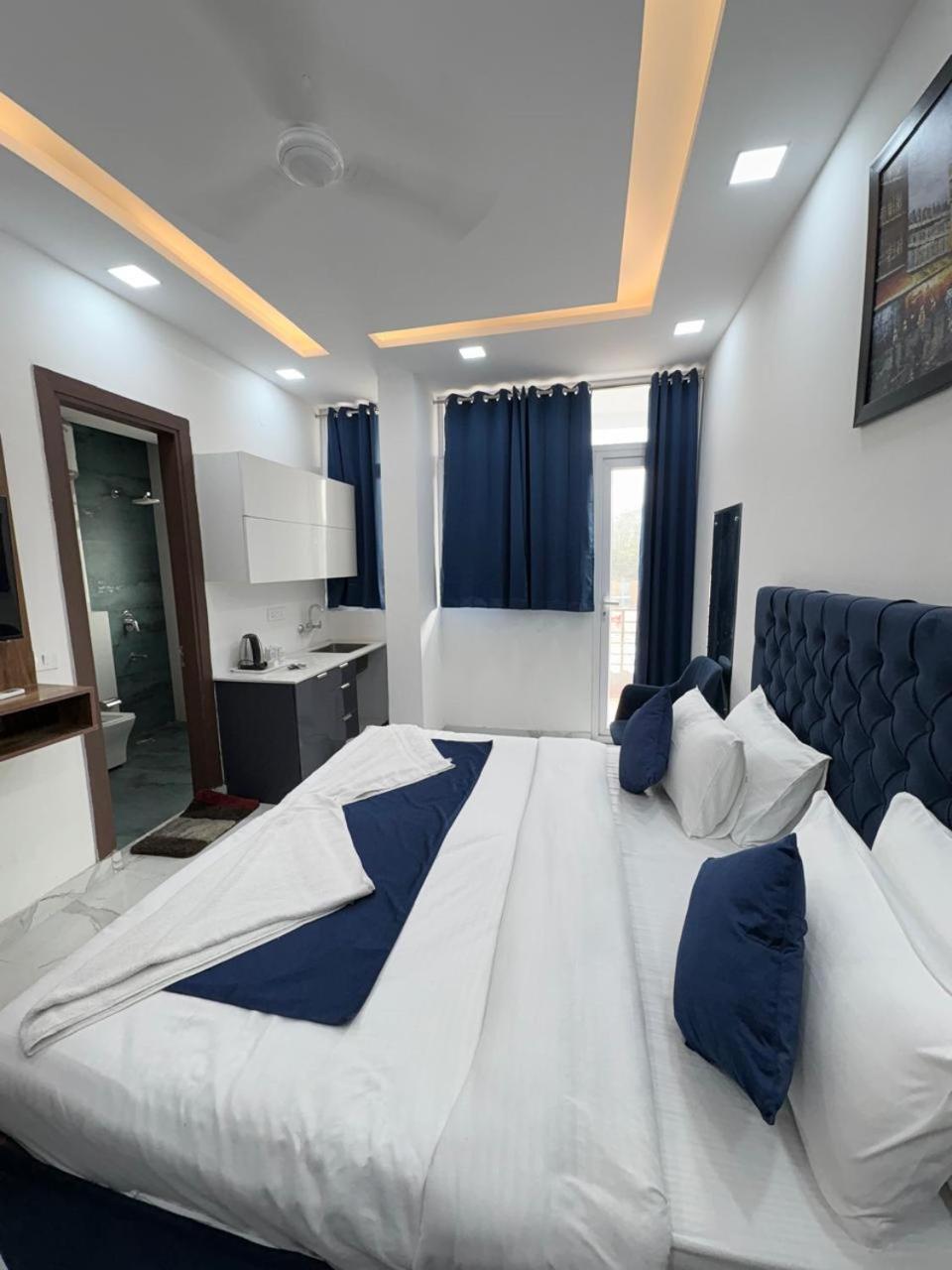 Pacific Inn Eco Central Gurgaon Zewnętrze zdjęcie