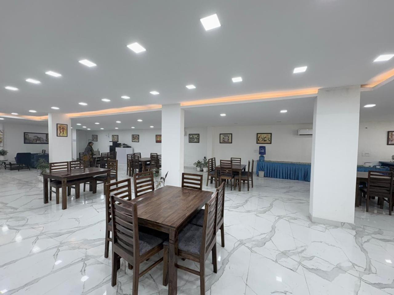 Pacific Inn Eco Central Gurgaon Zewnętrze zdjęcie