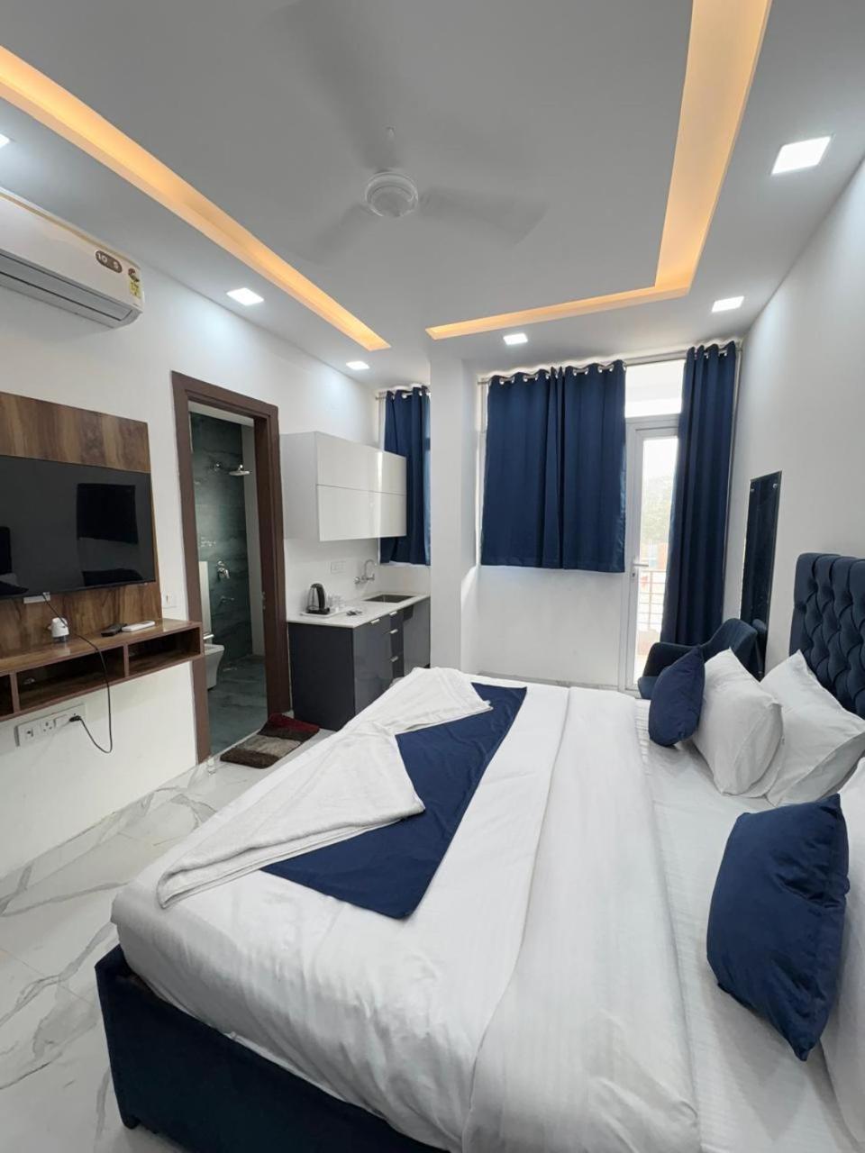 Pacific Inn Eco Central Gurgaon Zewnętrze zdjęcie